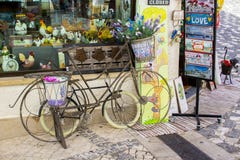 Bicicletas decorativas na exposição fora de uma loja de lembranças em Albuferia fotografia de stock Bicicletas decorativas na exposição fora de uma loja de lembranças em Albuferia fotografia de stock