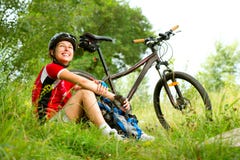 Bicicletta di guida della giovane donna Bicicletta di guida della giovane donna