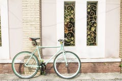 Bicicletta e parete moderna, che come i precedenti fotografie stock Bicicletta e parete moderna, che come i precedenti fotografie stock