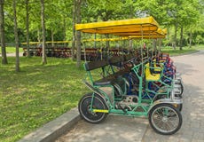 Bicis de cuatro ruedas de alquiler en el parque fotos de archivo Bicis de cuatro ruedas de alquiler en el parque fotos de archivo