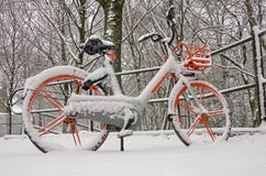 Bicyclette orange dans la neige image libre de droits Bicyclette orange dans la neige image libre de droits