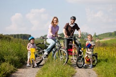 Bicyclettes d'équitation de famille en été Bicyclettes d'équitation de famille en été