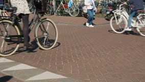 Bicyclists κυκλοφορίας στη στενή οδό του Άμστερνταμ Πολλοί ποδήλατα και πεζοί είναι φιλικοί προς το περιβάλλον απόθεμα βίντεο Bicyclists κυκλοφορίας στη στενή οδό του Άμστερνταμ Πολλοί ποδήλατα και πεζοί είναι φιλικοί προς το περιβάλλον απόθεμα βίντεο
