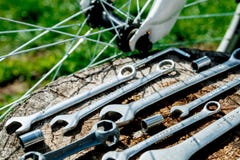 Bicykl naprawa Narzędzia, instrument dla naprawiać rower na drewnianym fiszorka tle blisko szprych koło z bliska zdjęcia royalty free Bicykl naprawa Narzędzia, instrument dla naprawiać rower na drewnianym fiszorka tle blisko szprych koło z bliska zdjęcia royalty free