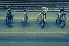 Bicykle parkujący przy budynku schody fotografia royalty free Bicykle parkujący przy budynku schody fotografia royalty free