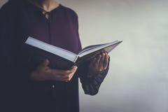 Biddende jonge moslimvrouw Meisje dat van het Middenoosten en heilige Quran bidt het leest Moslimvrouw die Quran bestuderen stock fotografie Biddende jonge moslimvrouw Meisje dat van het Middenoosten en heilige Quran bidt het leest Moslimvrouw die Quran bestuderen stock fotografie