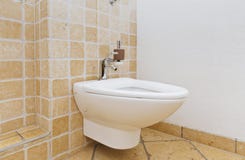 Bidet in badkamers met mediterrane tegels stock fotografie Bidet in badkamers met mediterrane tegels stock fotografie