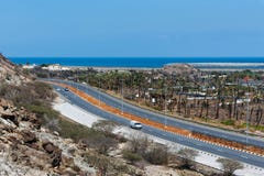 Bidya, Verenigde Arabische Emiraten - 16 Maart, 2019: De golf van Oman en kustweg van Bidya in emiraat van Fujairah in de V.A.E royalty-vrije stock foto Bidya, Verenigde Arabische Emiraten - 16 Maart, 2019: De golf van Oman en kustweg van Bidya in emiraat van Fujairah in de V.A.E royalty-vrije stock foto