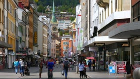 BIEL/BIENNE - ΕΛΒΕΤΙΑ, ΤΟΝ ΑΎΓΟΥΣΤΟ ΤΟΥ 2015: στο κέντρο της πόλης ελβετική άποψη οδών απόθεμα βίντεο BIEL/BIENNE - ΕΛΒΕΤΙΑ, ΤΟΝ ΑΎΓΟΥΣΤΟ ΤΟΥ 2015: στο κέντρο της πόλης ελβετική άποψη οδών απόθεμα βίντεο