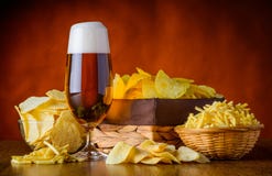 Bier en Aardappelsnacks royalty-vrije stock foto's Bier en Aardappelsnacks royalty-vrije stock foto's
