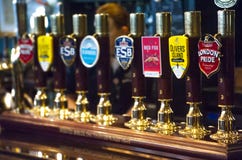 Bierhähne in der britischen Kneipe lizenzfreies stockfoto Bierhähne in der britischen Kneipe lizenzfreies stockfoto