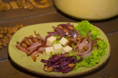 Biersnack - het snijden van vlees van wilde herten, elanden en geiten royalty-vrije stock foto's Biersnack - het snijden van vlees van wilde herten, elanden en geiten royalty-vrije stock foto's