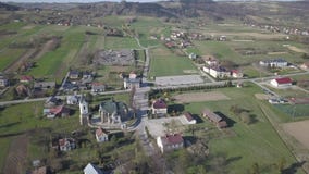 Biezdziadka, Polonia - 4 9 2019: Panorama de una opini?n del ojo de p?jaro Europa Central: El pueblo polaco de Kolaczyce se local metrajes Biezdziadka, Polonia - 4 9 2019: Panorama de una opini?n del ojo de p?jaro Europa Central: El pueblo polaco de Kolaczyce se local metrajes
