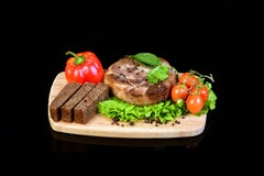 Bife com vegetais em uma placa de desbastamento de madeira Fotos de Stock Royalty Free Bife com vegetais em uma placa de desbastamento de madeira Fotos de Stock Royalty Free