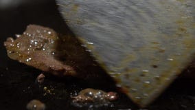 Bife da culinária do movimento lento Cozinheiro chefe Cook um bife cru da carne da vitela na grade filme Bife da culinária do movimento lento Cozinheiro chefe Cook um bife cru da carne da vitela na grade filme