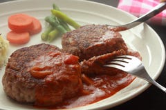 Bife de Hamburger com molho de Brown foto de stock Bife de Hamburger com molho de Brown foto de stock