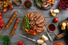 Bife de vaca grelhado servido com os vegetais grelhados diferentes foto de stock Bife de vaca grelhado servido com os vegetais grelhados diferentes foto de stock
