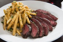 Bife do gancho com batatas fritas imagem de stock royalty free Bife do gancho com batatas fritas imagem de stock royalty free