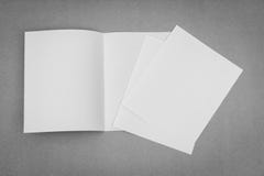 Bifold белая бумага шаблона на серой предпосылке Стоковые Фото Bifold белая бумага шаблона на серой предпосылке Стоковые Фото