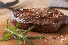 Bifteck de boeuf cuit de gril avec les pommes de terre et les tomates frites photo libre de droits Bifteck de boeuf cuit de gril avec les pommes de terre et les tomates frites photo libre de droits