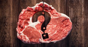 Bifteck de viande avec le point d'interrogation sur le conseil en bois illustration stock Bifteck de viande avec le point d'interrogation sur le conseil en bois illustration stock