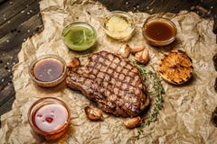 Bifteck grillé avec différentes sauces, sur le parchemin Vue supérieure verticale image libre de droits Bifteck grillé avec différentes sauces, sur le parchemin Vue supérieure verticale image libre de droits