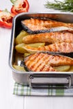 Bifteck saumoné grillé avec des pommes de terre photo libre de droits Bifteck saumoné grillé avec des pommes de terre photo libre de droits