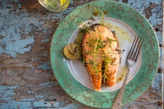 Bifteck saumoné rouge grillé servi avec le citron et la laitue du plat blanc Saumons de saumon rouge, saumons de kokanee ou nerka images libres de droits Bifteck saumoné rouge grillé servi avec le citron et la laitue du plat blanc Saumons de saumon rouge, saumons de kokanee ou nerka images libres de droits