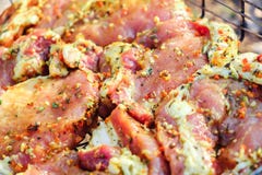 Biftecks de viande de boeuf Cou cru frais de porc pour le bifteck avec des épices d'herbe sur un gril de barbecue photo libre de droits Biftecks de viande de boeuf Cou cru frais de porc pour le bifteck avec des épices d'herbe sur un gril de barbecue photo libre de droits