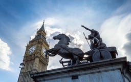 Big Ben, London, Vereinigtes Königreich - eine Ansicht des populären Marksteins mit der Statue von Boadicea, der Glockenturm beka stockbild Big Ben, London, Vereinigtes Königreich - eine Ansicht des populären Marksteins mit der Statue von Boadicea, der Glockenturm beka stockbild