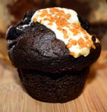 Bigné del cioccolato con la forcella Bei bigné con la crema della cioccolata bianca Cibo, forno immagine stock libera da diritti Bigné del cioccolato con la forcella Bei bigné con la crema della cioccolata bianca Cibo, forno immagine stock libera da diritti