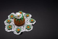 Bigné di Pasqua con il pulcino divertente fotografie stock libere da diritti Bigné di Pasqua con il pulcino divertente fotografie stock libere da diritti