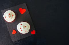 Bigné rossi del velluto con glassare del formaggio cremoso Immagini Stock Libere da Diritti Bigné rossi del velluto con glassare del formaggio cremoso Immagini Stock Libere da Diritti