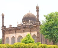 Bijapur Karnataka la India del palacio y del mausoleo del gumbaz de Gol imagen de archivo libre de regalías Bijapur Karnataka la India del palacio y del mausoleo del gumbaz de Gol imagen de archivo libre de regalías