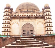Bijapur Karnataka la India del palacio y del mausoleo del gumbaz de Gol fotografía de archivo libre de regalías Bijapur Karnataka la India del palacio y del mausoleo del gumbaz de Gol fotografía de archivo libre de regalías