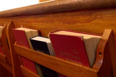 Bijbel en Gezangboek in Bank stock afbeelding Bijbel en Gezangboek in Bank stock afbeelding