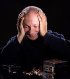Bijoutier supérieur regardant des bijoux image stock Bijoutier supérieur regardant des bijoux image stock