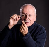 Bijoutier supérieur regardant des bijoux photographie stock Bijoutier supérieur regardant des bijoux photographie stock