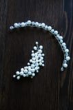 Bijoux de cheveux avec des perles et des fausses pierres photo libre de droits Bijoux de cheveux avec des perles et des fausses pierres photo libre de droits