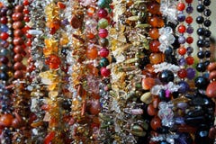 Bijoux faits de pierres naturelles dans un magasin de rue image libre de droits Bijoux faits de pierres naturelles dans un magasin de rue image libre de droits