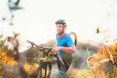 Cyclo-cross competition member Man mountain biker carrying his bike up on hill top royalty free stock photos Cyclo-cross competition member Man mountain biker carrying his bike up on hill top royalty free stock photos