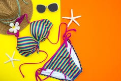 Bikini de maillot de bain de femme de mode d'été Mer tropicale Vue supérieure peu commune, fond coloré Photos libres de droits Bikini de maillot de bain de femme de mode d'été Mer tropicale Vue supérieure peu commune, fond coloré Photos libres de droits
