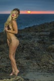 Bikinimodell On en strand arkivfoton Bikinimodell On en strand arkivfoton