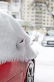 Bil på en gata som täckas med det stora snölagret royaltyfri fotografi Bil på en gata som täckas med det stora snölagret royaltyfri fotografi