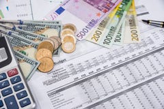 bilancio annuale di conto in ufficio euro del qand del dollaro fotografie stock libere da diritti bilancio annuale di conto in ufficio euro del qand del dollaro fotografie stock libere da diritti