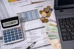 Bilancio annuale, ricerca di mercato e relazione di attività con il computer portatile, euro fatture, moneta fotografia stock libera da diritti Bilancio annuale, ricerca di mercato e relazione di attività con il computer portatile, euro fatture, moneta fotografia stock libera da diritti