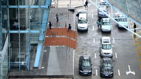 Bilar på droppen-Av pekar framme av en kontorsbyggnad royaltyfri foto Bilar på droppen-Av pekar framme av en kontorsbyggnad royaltyfri foto