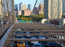 Bilar som rusar på den Brooklyn bron från Manhattan till Brooklyn Arkivbilder Bilar som rusar på den Brooklyn bron från Manhattan till Brooklyn Arkivbilder
