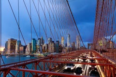 Bilar som rusar på solnedgången på den Brooklyn bron, Manhattan En av de mest iconic broarna i världen Royaltyfria Foton Bilar som rusar på solnedgången på den Brooklyn bron, Manhattan En av de mest iconic broarna i världen Royaltyfria Foton