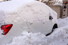 Bilar som är djupa i snö efter en snöstorm royaltyfri fotografi Bilar som är djupa i snö efter en snöstorm royaltyfri fotografi